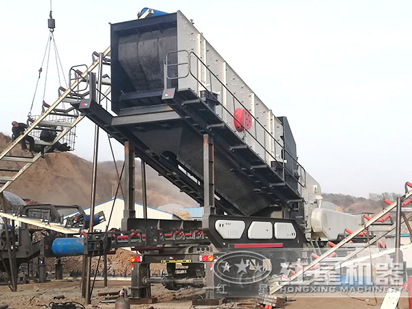 時產300噸石頭移動破碎石機加工現場